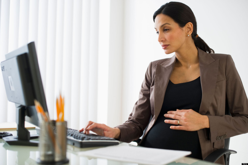 BMJ2N5 Pregnant businesswoman working on computer. Image shot 2010. Exact date unknown.