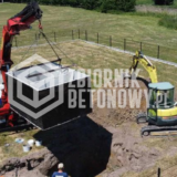 Szambo betonowe przygotowane do montażu przy firmie