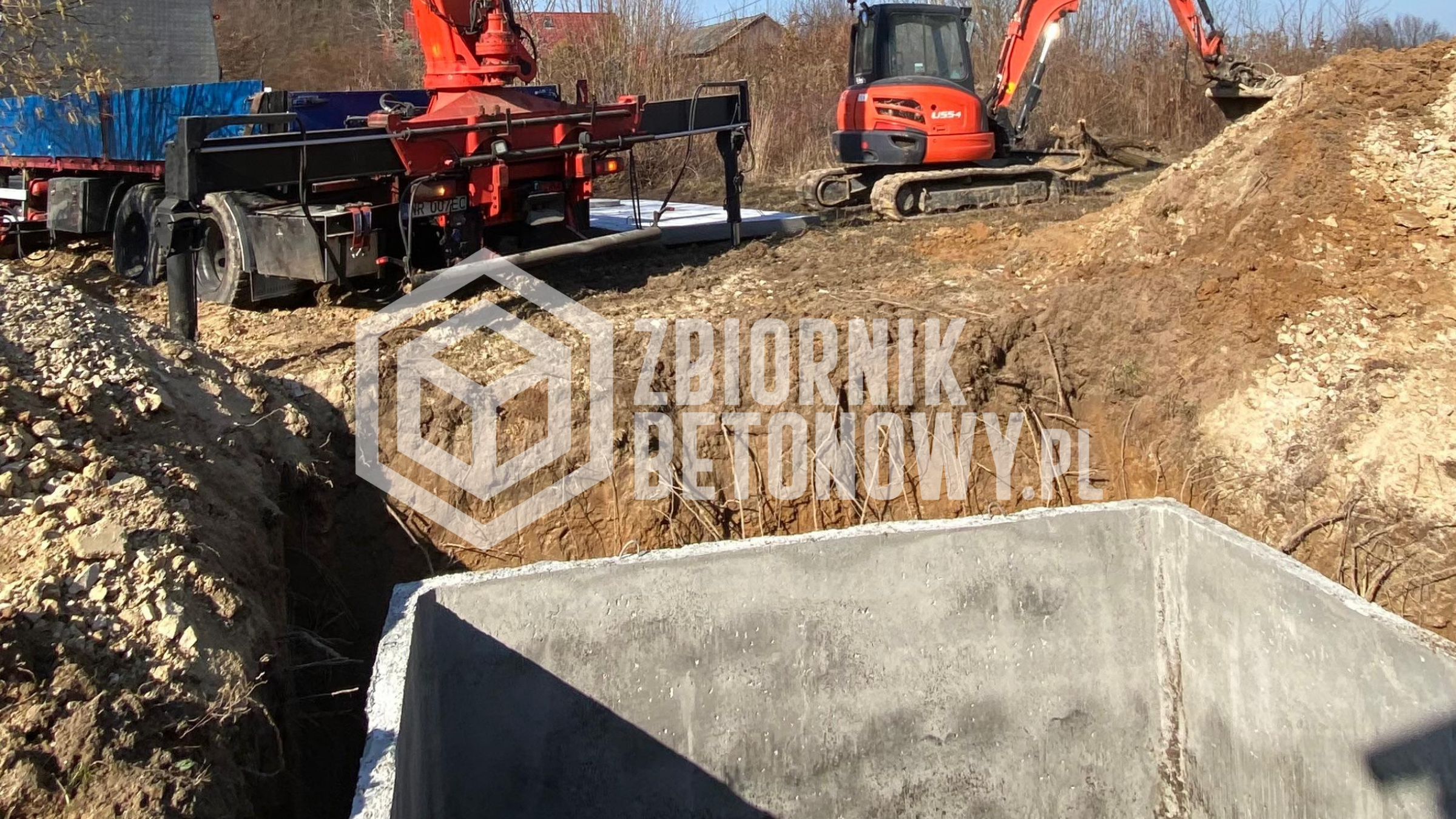 Montaż zbiornika betonowego w przygotowanym wykopie